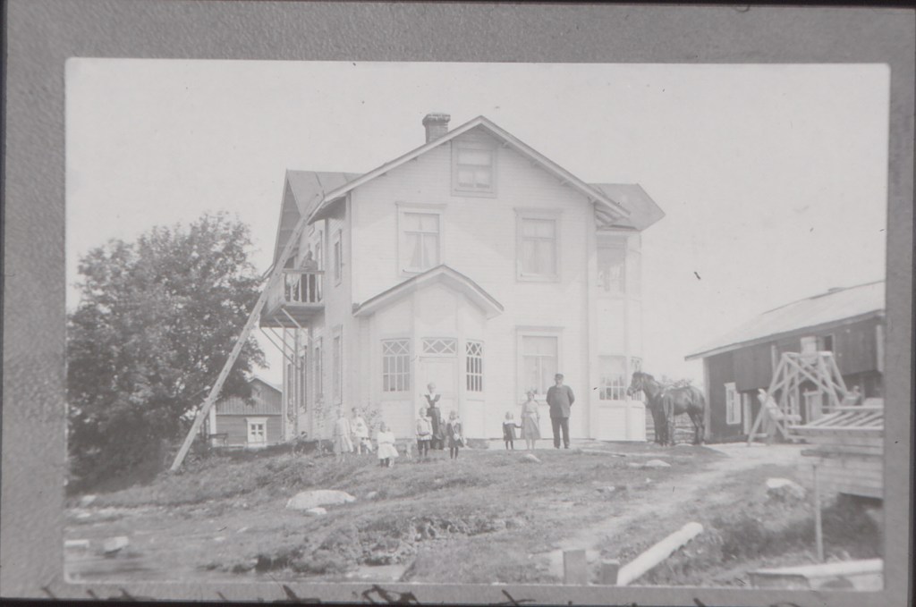 Suvannon talo Kostepäässä joen rannassa