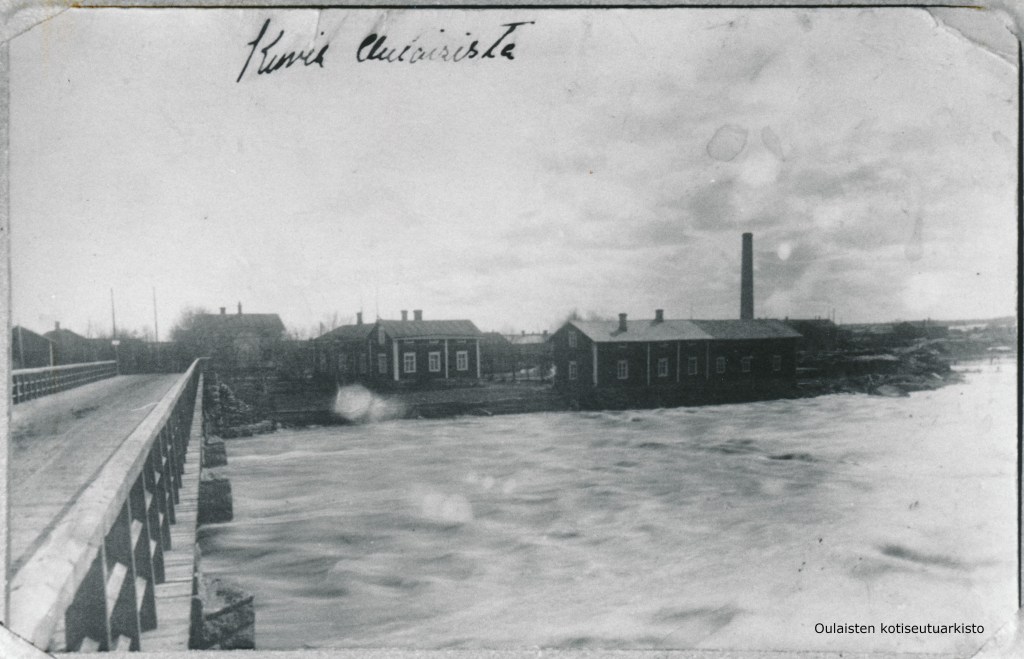 Oulaisten sahan rakennuksia eteläpuolel' jokkee