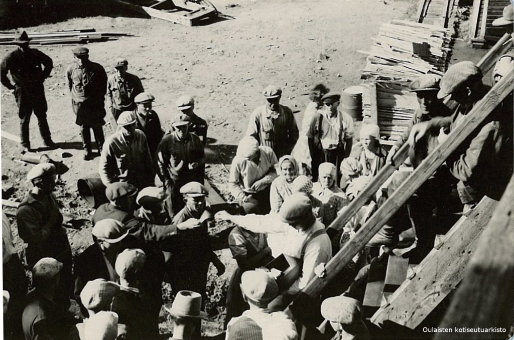 Oulaisten sahan työntekijöitä
