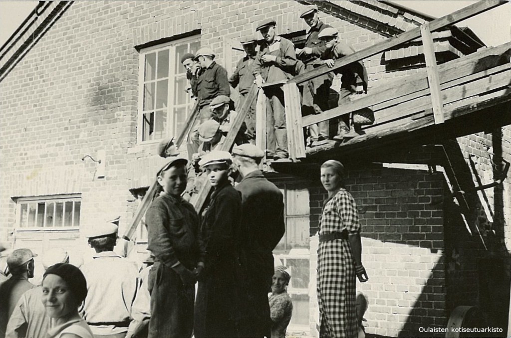 Oulaisten sahan työntekijöitä